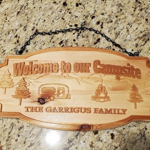 シダー キャンプ サイン。カスタム キャンプ場サイン。キャンプ場用に作られたカスタム サインに家族の名前を追加。キャンプ場サイン RV サイン。