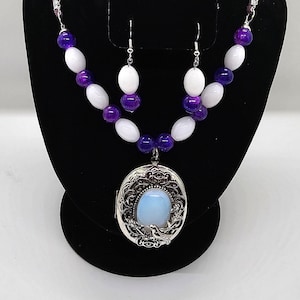 Parures de la collection vintage, violet blanc, médaillon, prune, superposition de jaune foncé, chaîne, boucles d&#39;oreilles, bracelet, collier