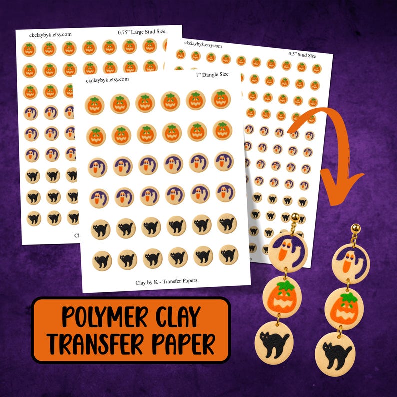 Op de afbeelding: Drie vellen transferpapier voor polymeerklei met herhalende cirkelvormige ontwerpen van oranje pompoenen, witte spoken en zwarte katten. Een paar bungelende oorbellen toont deze motieven. De tekst bevat "POLYMER CLAY TRANSFER PAPER".