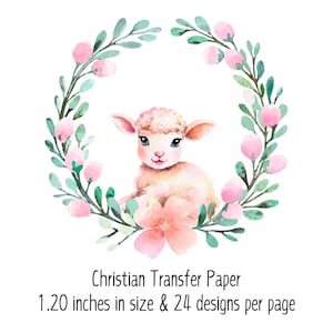 Pode incluir: Uma ilustração em aquarela de um cordeiro branco com flores cor-de-rosa e folhas verdes. O cordeiro está sentado no centro de uma coroa. A imagem tem 1,20 polegadas de tamanho e há 24 desenhos por página. Papel de transferência cristão.