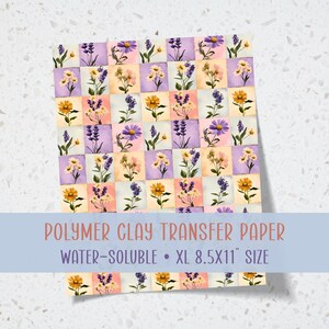 Può includere: Un foglio di carta transfer per argilla polimerica con un motivo a scacchi di illustrazioni floreali nei toni del viola, giallo e pesca. Il testo recita POLYMER CLAY TRANSFER PAPER WATER-SOLUBLE • XL 21.6X27.9 CM SIZE.