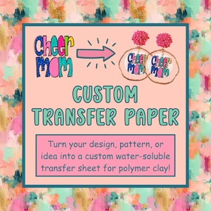 Peut inclure: Papier transfert personnalisé pour pâte polymère avec le texte Cheer Mom en lettres bulles colorées. Une flèche pointe vers deux boucles d'oreilles rondes avec le même motif, des perles roses et des anneaux en fil doré sur fond pêche.