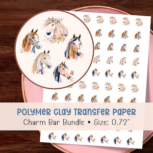 Pode incluir: Uma folha de papel de transferência para argila polimérica com um padrão repetitivo de cabeças de cavalo em estilo aguarela, adornadas com coroas de flores e tranças. O texto diz POLYMER CLAY TRANSFER PAPER, Charm Bar Bundle e Size: 0.72".