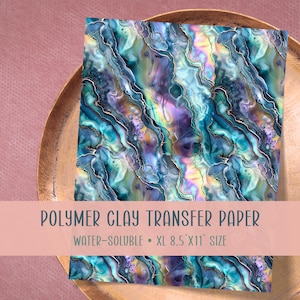 Puede incluir: Un juego de tres tazas de cerámica con un acabado moteado y mate. Las tazas son de color crema, gris claro y gris oscuro. Cada taza tiene un diseño simple y minimalista.