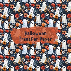 Può includere: Carta transfer per Halloween con un motivo ripetuto di fantasmi bianchi con occhi e bocche nere, intervallati da elementi floreali arancioni, rossi e bianchi, su sfondo blu scuro. Il testo "Halloween Transfer Paper" è visualizzato su uno striscione marrone.