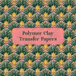 Könnte beinhalten: Polymer Clay Transferpapiere mit einem sich wiederholenden Muster aus grünen und goldenen Palmenblättern und -blüten auf rosa Hintergrund. Der Text "Polymer Clay Transfer Papers" wird auf einem rosa Rechteck angezeigt.