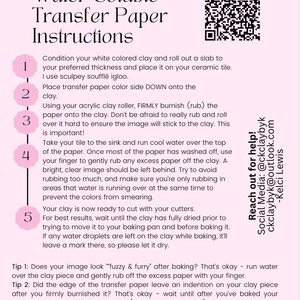 K&ouml;nnte beinhalten: Anleitung zur Verwendung von wasserl&ouml;slichem Transferpapier mit Polymer Clay. Die Anleitung umfasst f&uuml;nf Schritte mit nummerierten rosa Kreisen. Die Schritte umfassen das Konditionieren des Tons, das Auflegen des Transferpapiers, das Polieren des Papiers, das Abwaschen des Papiers und das Trocknen des Tons. Das Bild enth&auml;lt auch einen QR-Code und Kontaktinformationen des Erstellers.