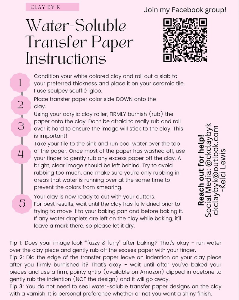 K&ouml;nnte beinhalten: Anleitung zur Verwendung von wasserl&ouml;slichem Transferpapier mit Polymer Clay. Die Anleitung umfasst f&uuml;nf Schritte mit nummerierten rosa Kreisen. Die Schritte umfassen das Konditionieren des Tons, das Auflegen des Transferpapiers, das Polieren des Papiers, das Abwaschen des Papiers und das Trocknen des Tons. Das Bild enth&auml;lt auch einen QR-Code und Kontaktinformationen des Erstellers.