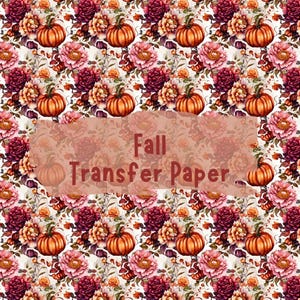 Op de afbeelding: Herfst transferpapier met een herhalend patroon van oranje pompoenen en roze en bordeauxrode bloemen op een crèmekleurige achtergrond. De tekst "Fall Transfer Paper" wordt weergegeven in een bruine rechthoek.
