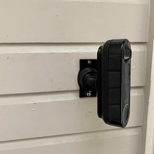 Soporte para timbre inalámbrico Arlo Essential, con giro ajustable de 0 a 35 grados.