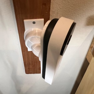 Google Nest Doorbell Wireless - 90 degree Swivel Mount.  Adjustable Tilt.  Can rotate from 15deg to 90deg.trim and siding mount