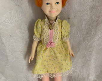 Vintage Tribune 1982 Knickerbocker plastic Annie doll 9” with necklace no socks or shoes