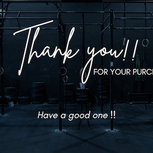 Puede incluir: Imagen azul oscuro con texto blanco que dice "Thank you!! FOR YOUR PURCHASE Have a good one !!". El fondo muestra un gimnasio con pesas y equipos de ejercicio.