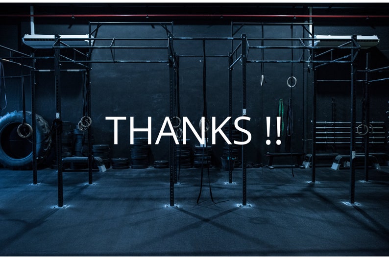 Op de afbeelding: Een donker interieur van een sportschool met het woord "THANKS !!" in witte tekst. De ruimte beschikt over trainingsapparatuur, waaronder optrekstangen, ringen en banden. Het kleurenschema is donkerblauw en zwart.