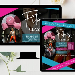 Op de afbeelding: Een digitale advertentie voor fitnesslessen weergegeven op een computermonitor en een tablet. Het ontwerp toont een vrouw, roze dumbbells en de woorden "Fitness Classes" in witte letters. De advertentie bevat de tekst "Shape Up, Get Fit Today."