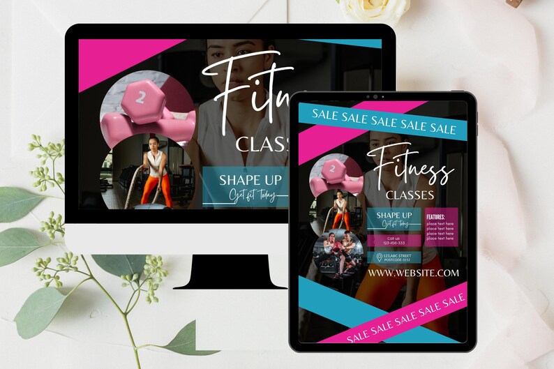 Op de afbeelding: Een digitale advertentie voor fitnesslessen weergegeven op een computermonitor en een tablet. Het ontwerp toont een vrouw, roze dumbbells en de woorden "Fitness Classes" in witte letters. De advertentie bevat de tekst "Shape Up, Get Fit Today."