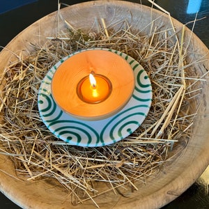 Teelichterhalter oval aus Zirbenholz mit Glaseinsatz und einem handgegossenen Teelicht