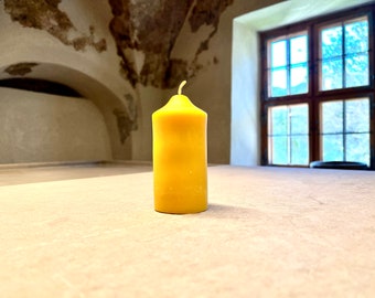 Pillar candle made of medium-sized beeswax