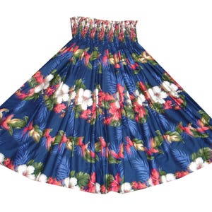 Pu&ograve; includere: Una gonna di hula blu con stampa floreale con fiori di ibisco bianchi, fiori rossi e rosa e foglie verdi.