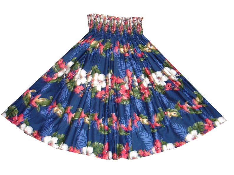 Pu&ograve; includere: Una gonna di hula blu con stampa floreale con fiori di ibisco bianchi, fiori rossi e rosa e foglie verdi.
