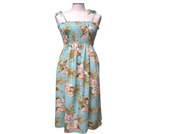 Könnte beinhalten: Ein hellblaues Maxikleid mit einem Blumendruck mit rosa und orangefarbenen Blumen und grünen Blättern. Das Kleid hat ein gerafftes Oberteil und dünne Träger, die an den Schultern gebunden werden.