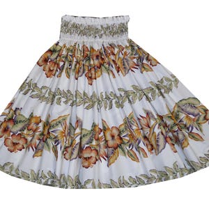 Op de afbeelding: Witte rok met een bloemenpatroon met oranje, gele en groene bloemen en bladeren. De rok heeft een gesmokte tailleband en een zwierig, uitlopend ontwerp, perfect voor een tropische of strandoutfit.