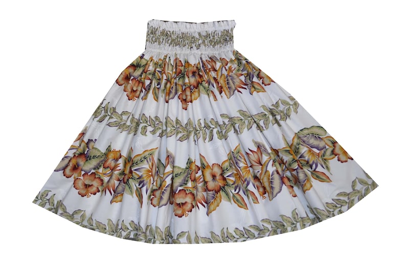 Op de afbeelding: Witte rok met een bloemenpatroon met oranje, gele en groene bloemen en bladeren. De rok heeft een gesmokte tailleband en een zwierig, uitlopend ontwerp, perfect voor een tropische of strandoutfit.
