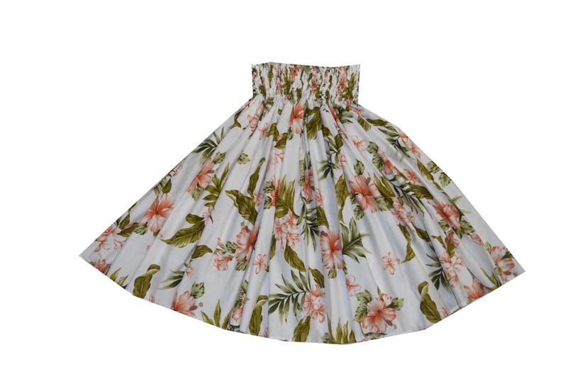 Op de afbeelding: Witte rok met een bloemenpatroon met roze en oranje bloemen en groene bladeren. De rok heeft een gerimpelde tailleband en een vloeiend, uitlopend ontwerp. De stof lijkt licht en geschikt voor warm weer.