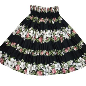 Pu&ograve; includere: Gonna di hula nera con stampa floreale bianca e rosa. La gonna ha una cintura elastica e una silhouette fluida.