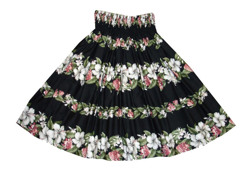 Pu&ograve; includere: Gonna di hula nera con stampa floreale bianca e rosa. La gonna ha una cintura elastica e una silhouette fluida.