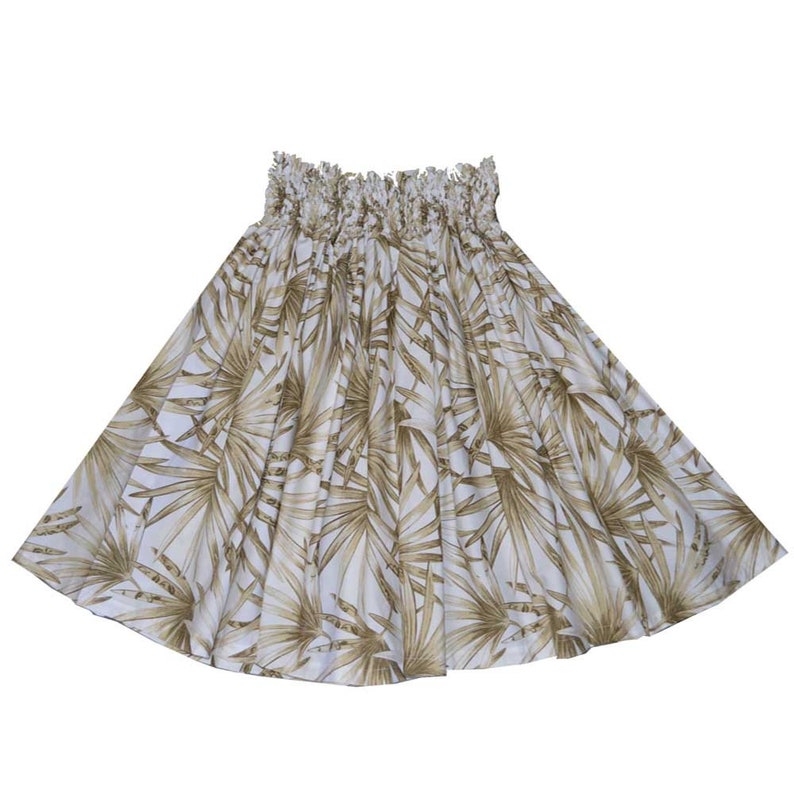 Op de afbeelding: Een witte rok met een bruin palmbladpatroon. De rok heeft een gerimpelde tailleband en een uitlopend silhouet. De stof lijkt lichtgewicht en geschikt voor warm weer. De rok is ontworpen voor casual wear.