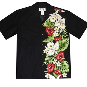 Puede incluir: Camisa negra de manga corta con botones y estampado floral en el lado derecho. El estampado presenta orqu&iacute;deas blancas, flores de anturio rojas y hojas verdes.