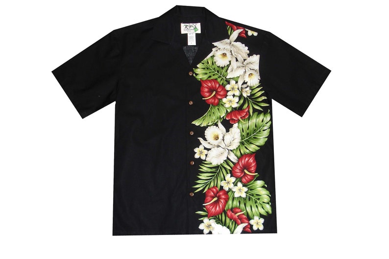 Puede incluir: Camisa negra de manga corta con botones y estampado floral en el lado derecho. El estampado presenta orqu&iacute;deas blancas, flores de anturio rojas y hojas verdes.