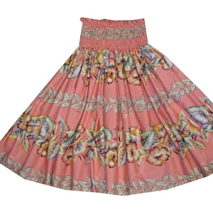 Op de afbeelding: Een koraalkleurige rok met een bloemen- en bladerenpatroon. De rok heeft een gesmokte tailleband en een vloeiend A-lijn silhouet. Het bloemendesign heeft witte, paarse en gele bloemen.