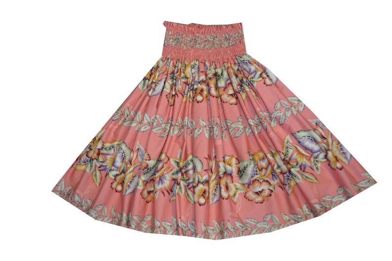 Op de afbeelding: Een koraalkleurige rok met een bloemen- en bladerenpatroon. De rok heeft een gesmokte tailleband en een vloeiend A-lijn silhouet. Het bloemendesign heeft witte, paarse en gele bloemen.