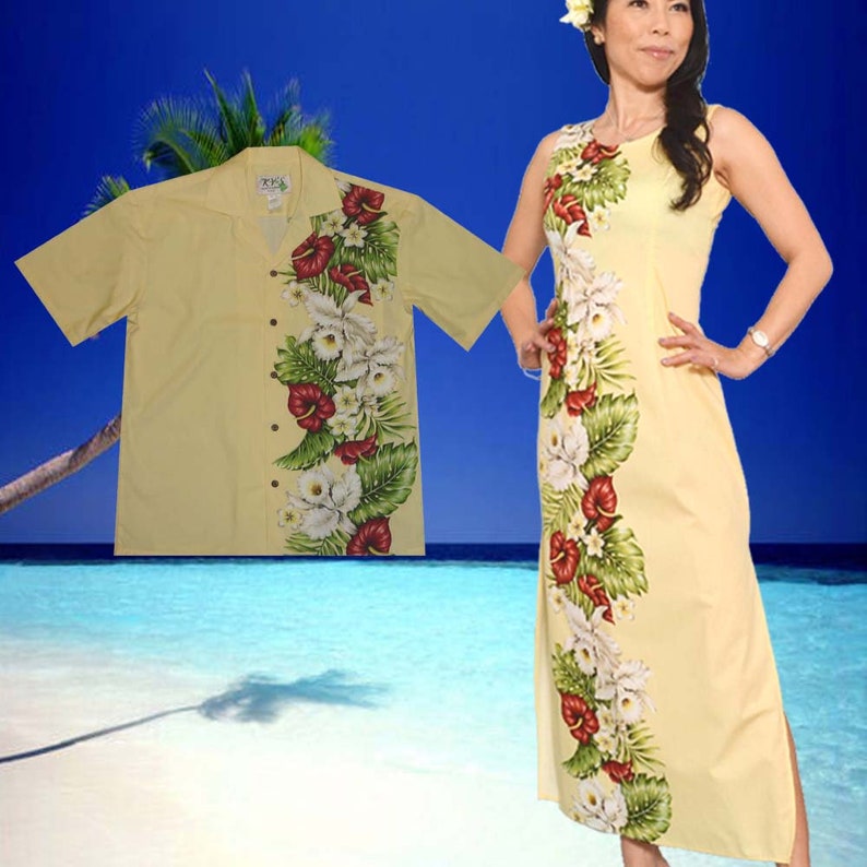 Puede incluir: Un conjunto a juego de camisas hawaianas amarillas con estampado floral con flores rojas, blancas y verdes. Las camisas tienen un frente abotonado y mangas cortas.