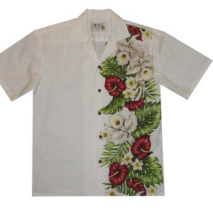 Puede incluir: Camisa blanca de manga corta con un estampado floral en el lado derecho. El estampado presenta flores rojas y blancas, hojas verdes y un bot&oacute;n marr&oacute;n.