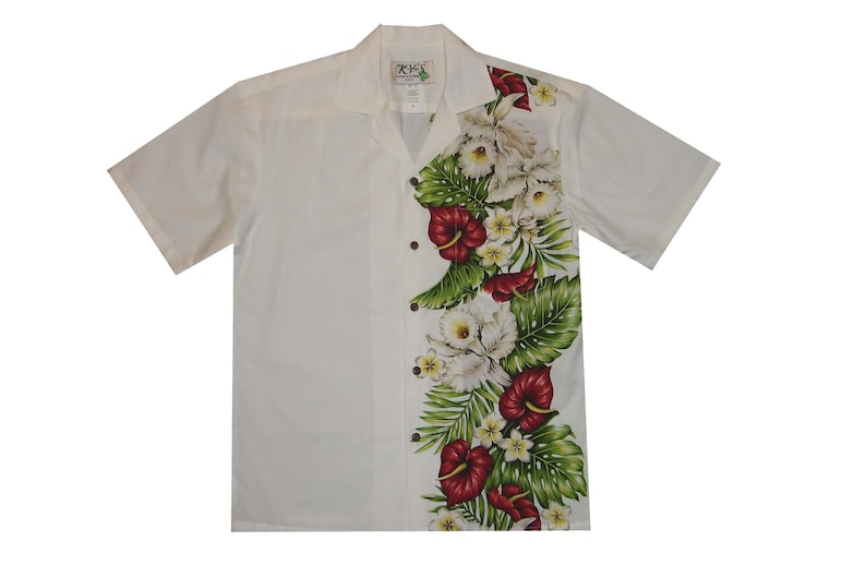 Puede incluir: Camisa blanca de manga corta con un estampado floral en el lado derecho. El estampado presenta flores rojas y blancas, hojas verdes y un bot&oacute;n marr&oacute;n.