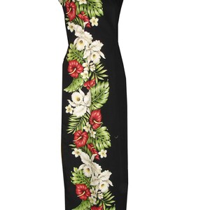 Puede incluir: Un vestido negro de tirantes largo con estampado floral con flores rojas, blancas y verdes. Las flores est&aacute;n dispuestas en una l&iacute;nea vertical a lo largo del lateral del vestido.
