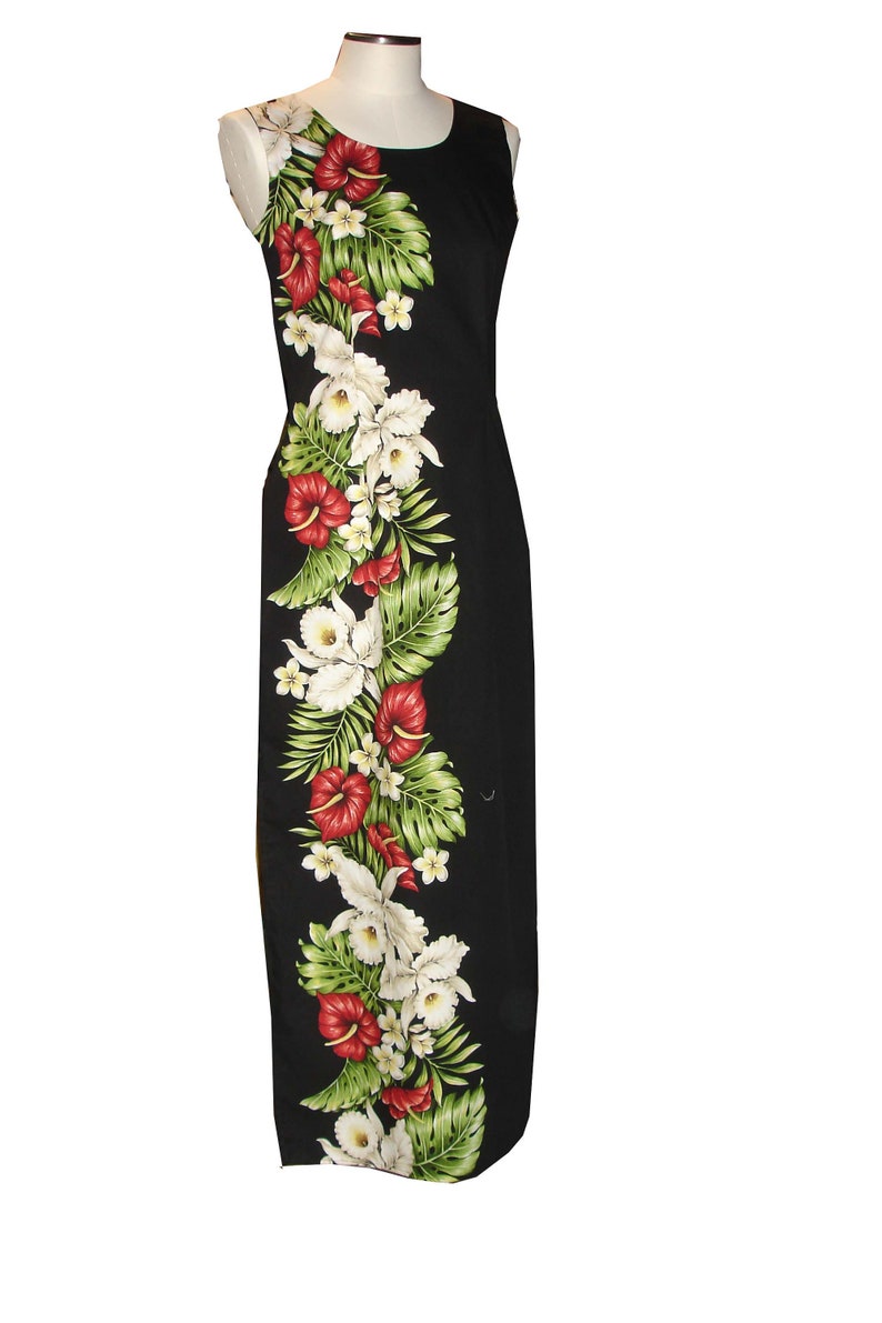 Puede incluir: Un vestido negro de tirantes largo con estampado floral con flores rojas, blancas y verdes. Las flores est&aacute;n dispuestas en una l&iacute;nea vertical a lo largo del lateral del vestido.