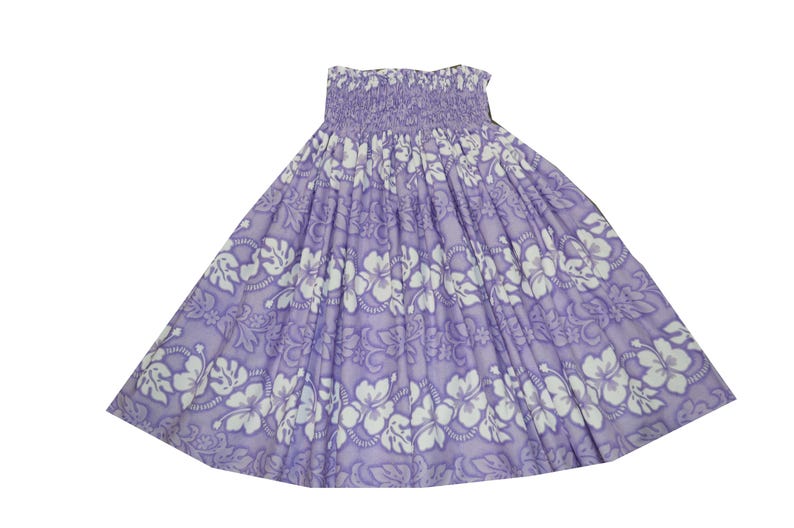 Op de afbeelding: Een lavendelkleurige en witte bloemenprint rok. De rok heeft een gerimpelde, elastische tailleband en een volle, vloeiende silhouet. De stof is bedrukt met witte hibiscusbloemen en andere tropische motieven.