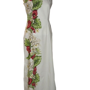 Puede incluir: Un vestido blanco maxi sin mangas con estampado floral de flores rojas, blancas y verdes. El estampado floral est&aacute; en el lado izquierdo del vestido.