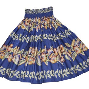 Op de afbeelding: Blauwe rok met een bloemenpatroon. De rok heeft een brede elastische tailleband en een vol, vloeiend ontwerp. Het bloemenpatroon bevat gele, oranje en witte bloemen met groene bladeren. De rok is ongeveer 76 cm lang.