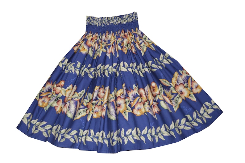 Op de afbeelding: Blauwe rok met een bloemenpatroon. De rok heeft een brede elastische tailleband en een vol, vloeiend ontwerp. Het bloemenpatroon bevat gele, oranje en witte bloemen met groene bladeren. De rok is ongeveer 76 cm lang.