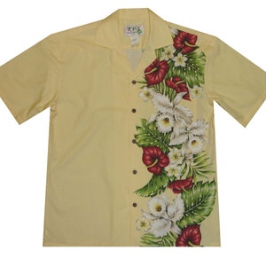 Puede incluir: Una camisa amarilla de manga corta con botones y estampado floral con flores rojas y blancas. Las flores est&aacute;n dispuestas verticalmente en el lado derecho de la camisa.