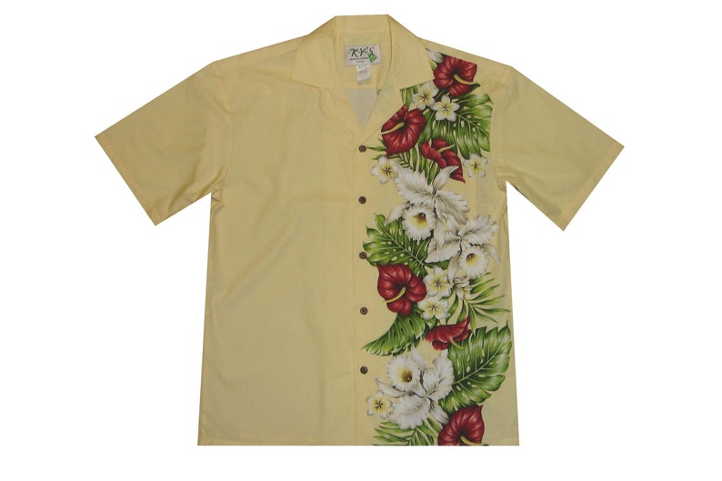 Puede incluir: Una camisa amarilla de manga corta con botones y estampado floral con flores rojas y blancas. Las flores est&aacute;n dispuestas verticalmente en el lado derecho de la camisa.