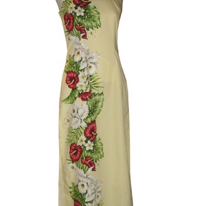 Puede incluir: Un vestido maxi sin mangas con fondo amarillo y estampado floral. El estampado presenta flores rojas y blancas, hojas verdes y un fondo blanco.
