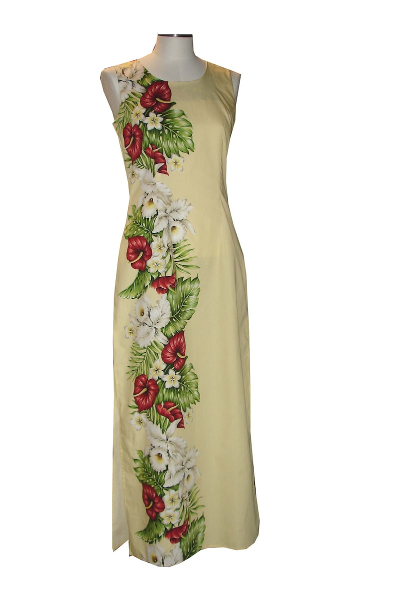 Puede incluir: Un vestido maxi sin mangas con fondo amarillo y estampado floral. El estampado presenta flores rojas y blancas, hojas verdes y un fondo blanco.