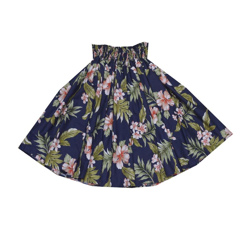 Op de afbeelding: Marineblau rok met een bloemenpatroon van roze en witte bloemen en groene bladeren. De rok heeft een geplooide tailleband en een vloeiend, uitlopend ontwerp, perfect voor een tropische of zomerse look.