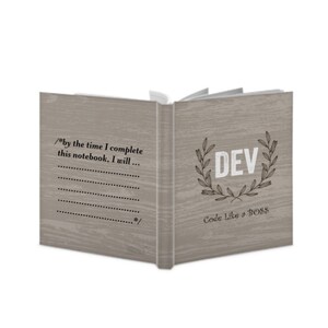 Op de afbeelding: Een grijs notitieboek met houtnerf, een gelinieerd blad en de tekst "/*by the time I complete this notebook, I will... */" aan de linkerkant. De rechterkant heeft een krans met de tekst "DEV" erin en de tekst "Code Like a BOSS" eronder.